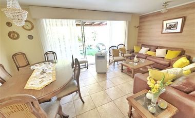 Casa en Arriendo en En condominio! Frente a Colegio y Parroquia !!