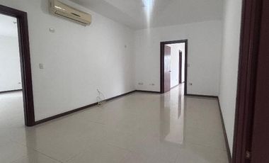 CASA EN MAESTRANZAS, DENTRO DEL CLUB DE GOLF LA HERRADURA