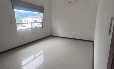 CASA EN MAESTRANZAS, DENTRO DEL CLUB DE GOLF LA HERRADURA