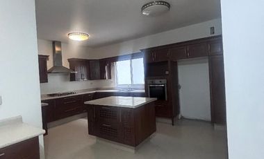 CASA EN MAESTRANZAS, DENTRO DEL CLUB DE GOLF LA HERRADURA