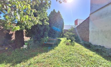 Venta de terreno de 259 m2 con dos locales en Wilde