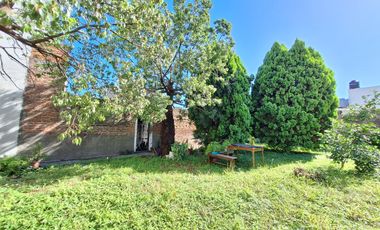 Venta de terreno de 259 m2 con dos locales en Wilde