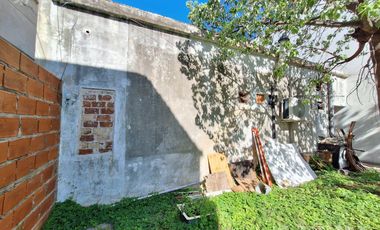 Venta de terreno de 259 m2 con dos locales en Wilde