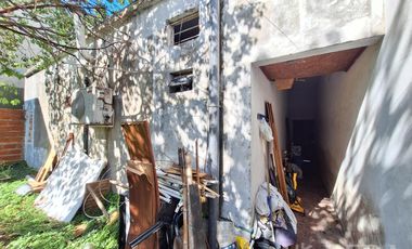 Venta de terreno de 259 m2 con dos locales en Wilde