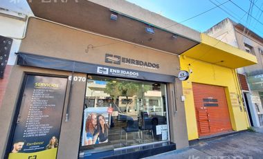 Venta de terreno de 259 m2 con dos locales en Wilde