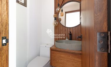 Vendo hermosa Casa en el poblado Loma El Campestre. Medellin