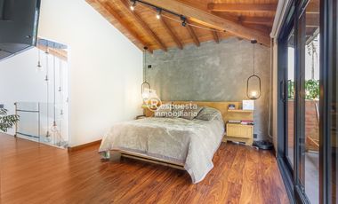 Vendo hermosa Casa en el poblado Loma El Campestre. Medellin