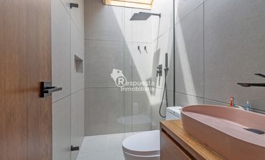 Vendo hermosa Casa en el poblado Loma El Campestre. Medellin