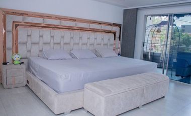 Extraordinaria casa de 3 pisos en Medellín barrio Buenos Aires