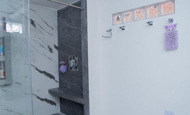 Extraordinaria casa de 3 pisos en Medellín barrio Buenos Aires