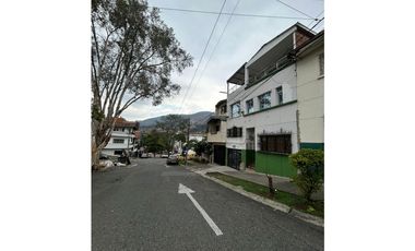 Extraordinaria casa de 3 pisos en Medellín barrio Buenos Aires