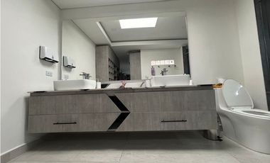 Extraordinaria casa de 3 pisos en Medellín barrio Buenos Aires