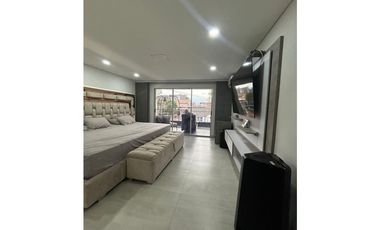 Extraordinaria casa de 3 pisos en Medellín barrio Buenos Aires