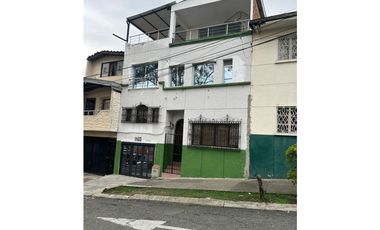 Extraordinaria casa de 3 pisos en Medellín barrio Buenos Aires