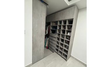 Extraordinaria casa de 3 pisos en Medellín barrio Buenos Aires