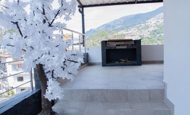 Extraordinaria casa de 3 pisos en Medellín barrio Buenos Aires