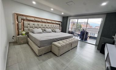 Extraordinaria casa de 3 pisos en Medellín barrio Buenos Aires