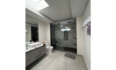 Extraordinaria casa de 3 pisos en Medellín barrio Buenos Aires