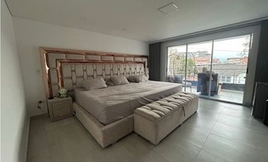 Extraordinaria casa de 3 pisos en Medellín barrio Buenos Aires