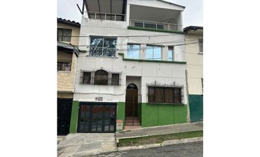 Extraordinaria casa de 3 pisos en Medellín barrio Buenos Aires