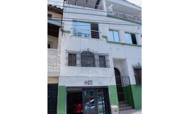 Extraordinaria casa de 3 pisos en Medellín barrio Buenos Aires