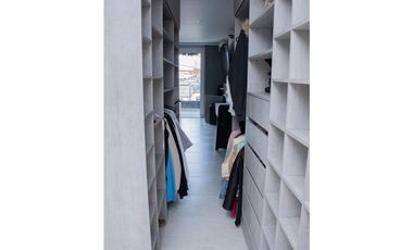 Extraordinaria casa de 3 pisos en Medellín barrio Buenos Aires