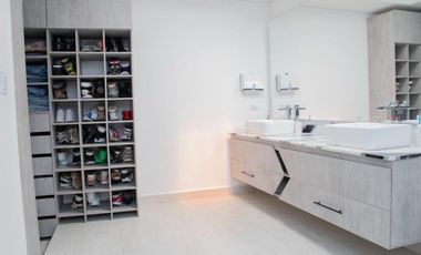 Extraordinaria casa de 3 pisos en Medellín barrio Buenos Aires