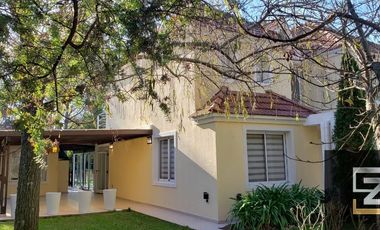 Casa en venta de 4 dormitorios c/ cochera en Solar del Bosque