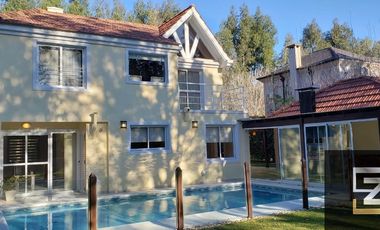 Casa en venta de 4 dormitorios c/ cochera en Solar del Bosque