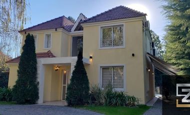 Casa en venta de 4 dormitorios c/ cochera en Solar del Bosque