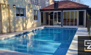 Casa en venta de 4 dormitorios c/ cochera en Solar del Bosque