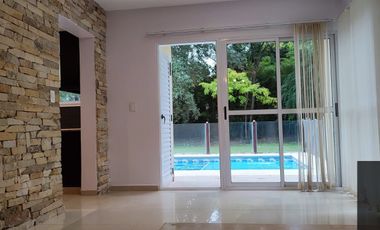 Casa en venta de 4 dormitorios c/ cochera en Solar del Bosque