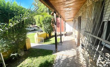 VENTA Casa 4 ambientes con parque y gas natural