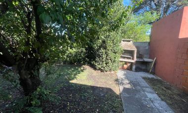 VENTA Casa 4 ambientes con parque y gas natural