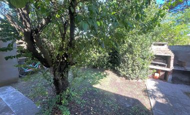 VENTA Casa 4 ambientes con parque y gas natural