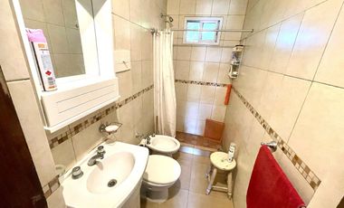 VENTA Casa 4 ambientes con parque y gas natural