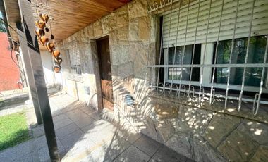 VENTA Casa 4 ambientes con parque y gas natural