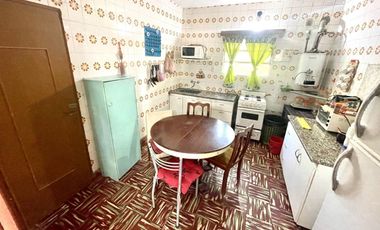 VENTA Casa 4 ambientes con parque y gas natural