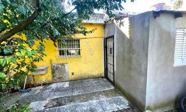 VENTA Casa 4 ambientes con parque y gas natural