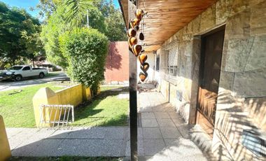 VENTA Casa 4 ambientes con parque y gas natural