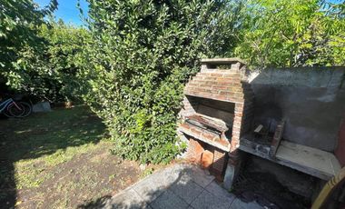 VENTA Casa 4 ambientes con parque y gas natural