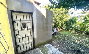 VENTA Casa 4 ambientes con parque y gas natural