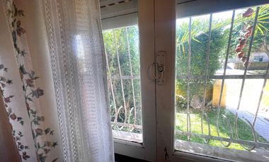 VENTA Casa 4 ambientes con parque y gas natural