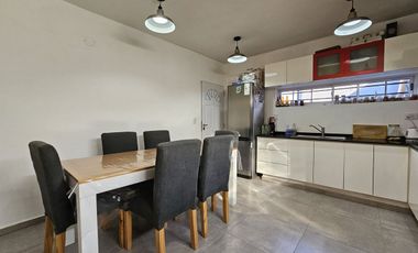 VENTA CASA 6 AMBIENTES  PONTEVEDRA CON COCHERA