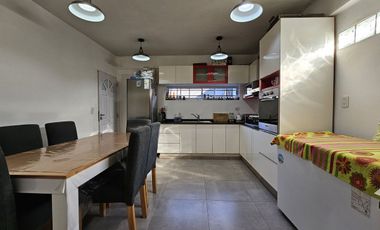VENTA CASA 6 AMBIENTES  PONTEVEDRA CON COCHERA