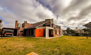 Venta casa Barrio Los Acantilados lote de 1518 m2