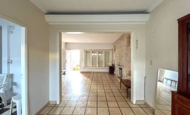 Casa 3 dormitorios en venta Bernal Centro