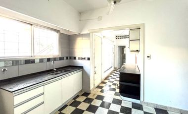 Casa 3 dormitorios en venta Bernal Centro