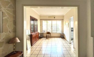 Casa 3 dormitorios en venta Bernal Centro