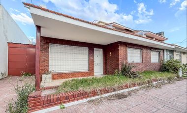 Casa 3 dormitorios en venta Bernal Centro